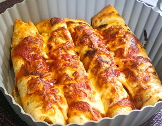 Naleśniki zapiekane z mozzarellą w frytkownicy beztłuszczowej.