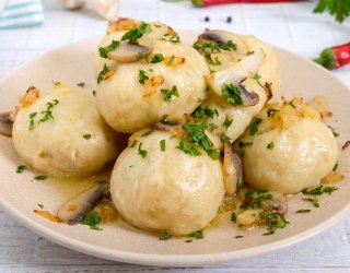 Swojskie kluchy na jesienny obiad. Mięsno-grzybowy farsz jest przepyszny