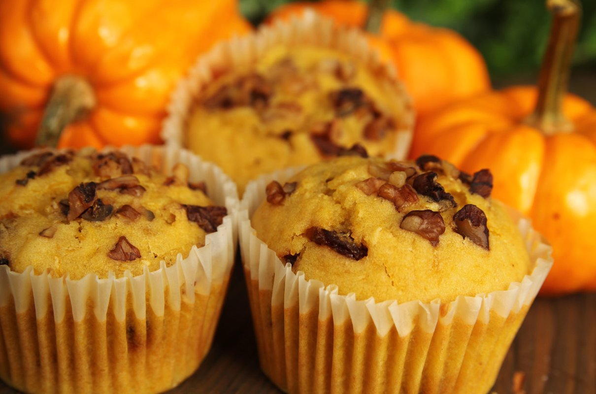 Muffinki dyniowe na jesienne śniadanie. Z wytrawnymi dodatkami smakują najlepiej