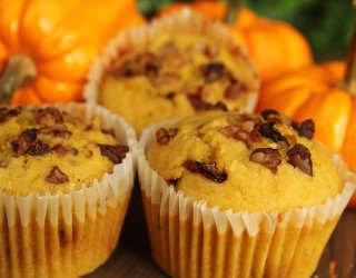 Muffinki dyniowe na jesienne śniadanie. Z wytrawnymi dodatkami smakują najlepiej