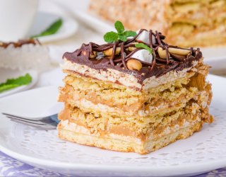 Ciasto Maxi King bez pieczenia będzie hitem weekendu. Duża blaszka zniknie w mgnieniu oka