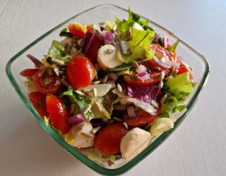sałatka z pomidorkami i mozzarellą