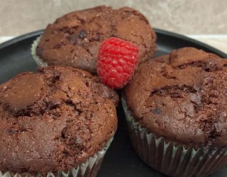 Muffinki kakaowe z malinami – puszyste, wilgotne i pełne owoców
