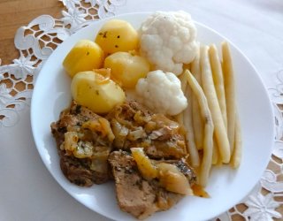 Szynka z ziołami duszona w cebuli.