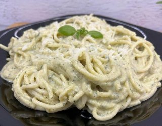Spaghetti z kremowym pesto z cukinii