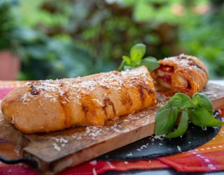 Rolowana pizza z przepisu Ewy Wachowicz. Ta przekąska zawsze robi furorę