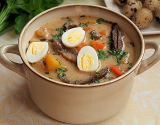 Zupa grzybowa z jajkiem przepiórczym