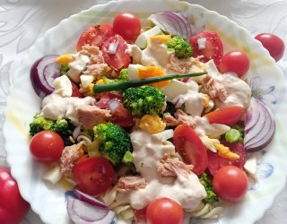 Sałatka z brokułem i tuńczykiem