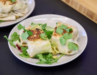 Egzotyczny wrap z szarpanym kurczakiem, awokado i świeżymi warzywami