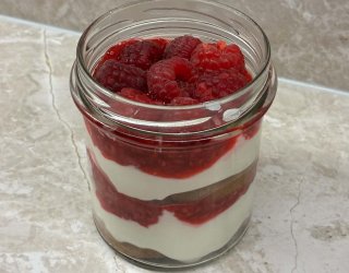 Szybkie jogurtowo-malinowe tiramisu – lekki deser w słoiczku
