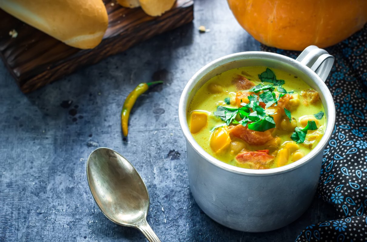 Włoską zupę minestrone jesienią gotuję inaczej. Cukinię zmieniam na dynię i kapustę