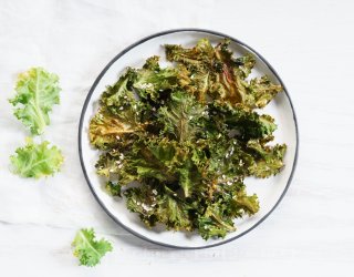 Chipsy z jarmużu piekę, gdy najdzie mnie ochota na chrupanie. Zawartość miski znika, zanim wystygną