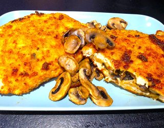Drobiowe kieszonki nadziewane pieczarkami i startą mozzarellą.