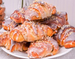 Podkręcone rogale marcińskie z białym makiem. Dodaję do nich konfiturę pomarańczową