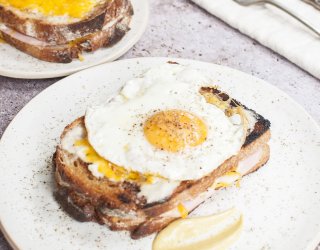 Kanapka na ciepło croque madame i monsieur