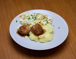 Szwedzkie klopsiki Köttbullar z aksamitnym sosem, ziemniakami i surówką